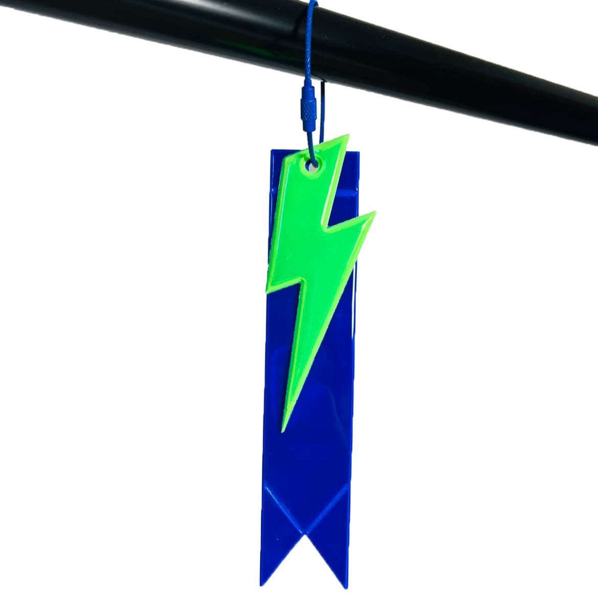 Blitz-Reflektor mit Band als Anhänger – Ein grüner Blitz Reflektor mit blauem Band, angebracht an einem stabilen Drahtseilverschluss, für Rucksack und bessere Sichtbarkeit bei Nacht