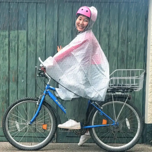 Frau fährt Fahrrad im Regen