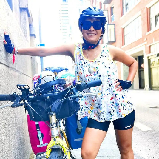 Alleinreisende Frau auf Fahrradtour mit Fahrradtasche