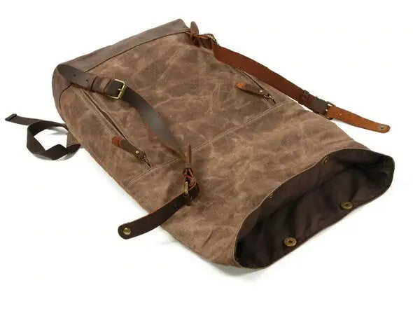 Rolltop Rucksack aus Leder und Canvas Baumwolle offen liegend