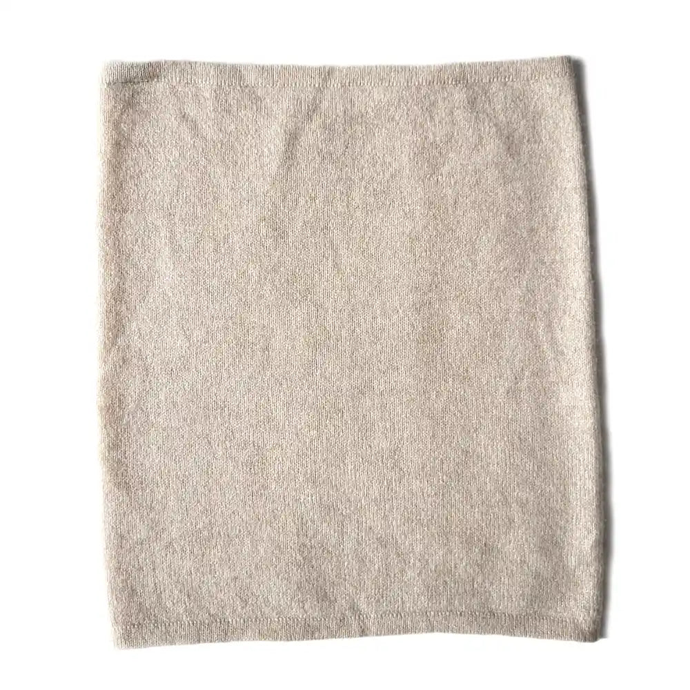 heller rechteckiger beige natur farbener Loopschal auf weißem Hintergrund