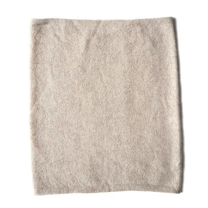 heller rechteckiger beige natur farbener Loopschal auf weißem Hintergrund