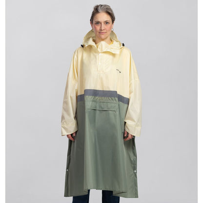 regenponcho damen wasserdicht atmungsaktiv in weiss und grün und reflekiterend, mit großer Kapuze und Ärmeln