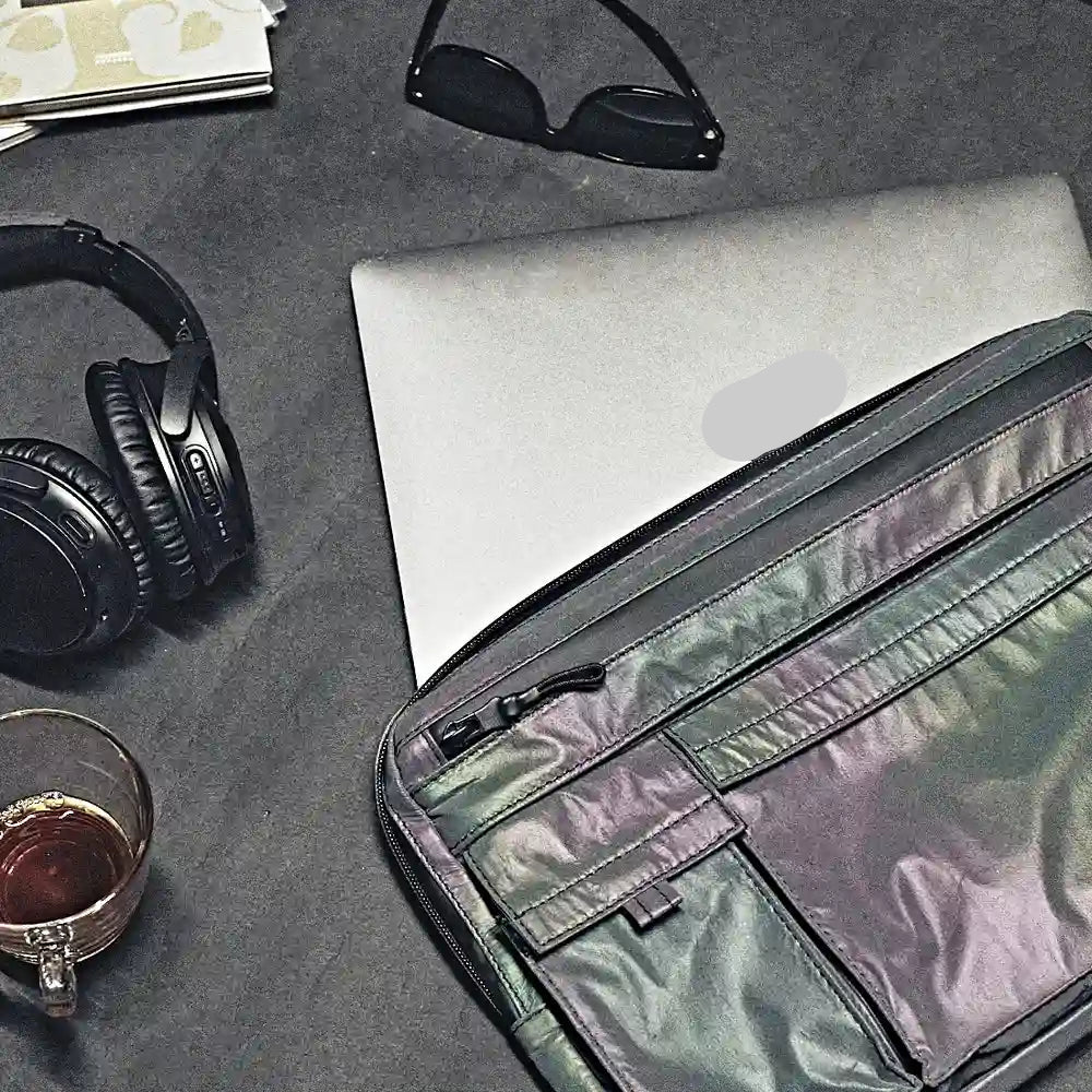 reflektierende Laptoptasche vom Designer für Herren dunkel grau im Lifestyle setting