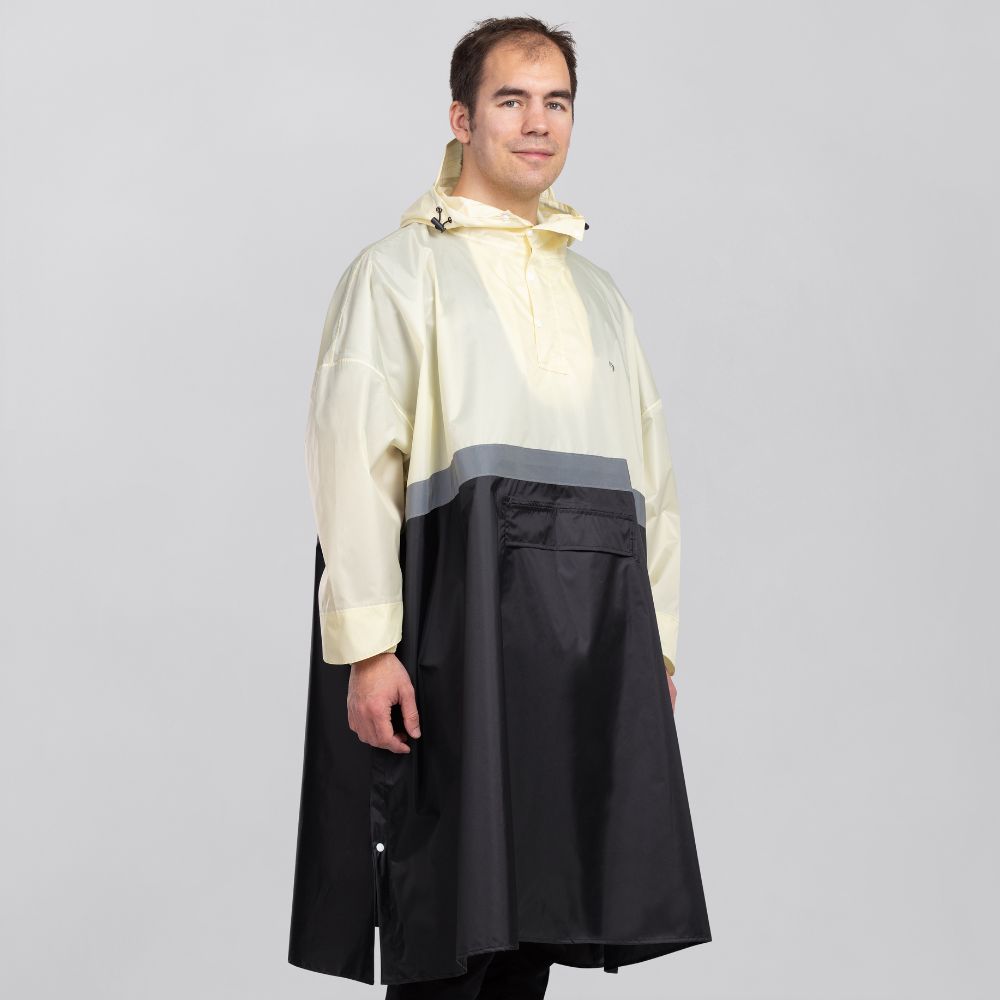 Langer Regenponcho XXL für Herren mit Ärmeln, großer Kapuze und reflektierendem Streifen in der Mitte.