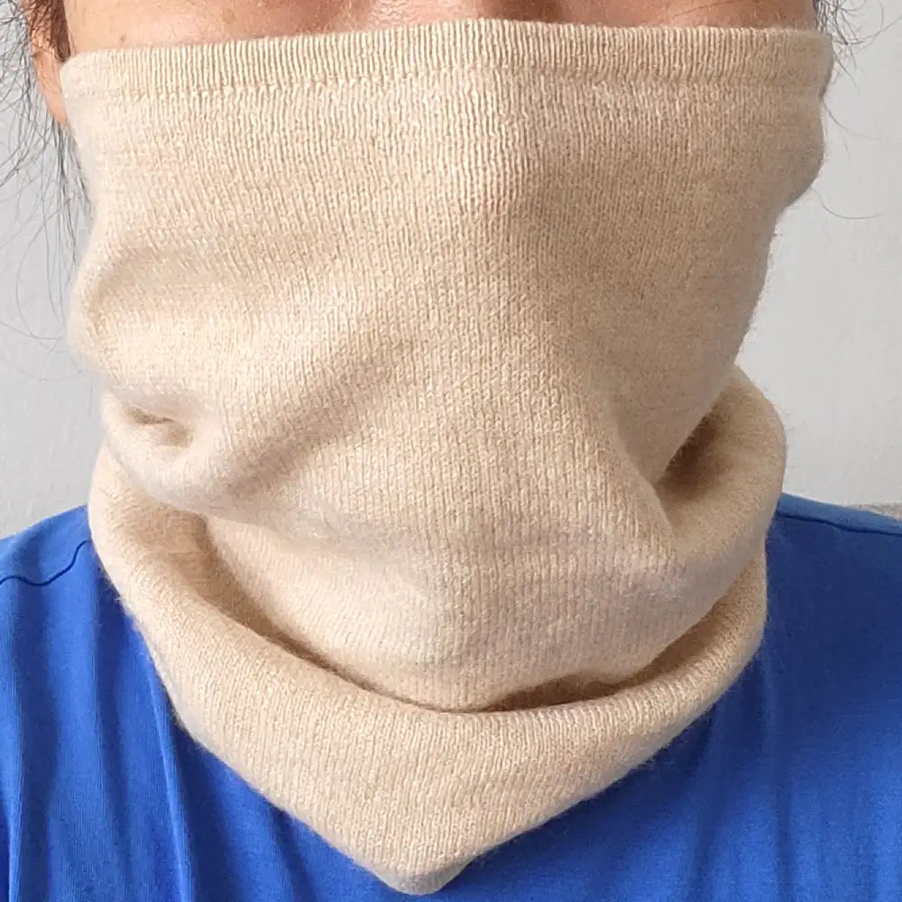 Warmer Schal der Nase und Mund verdeckt aus Kaschmirwolle in Natur Farbe