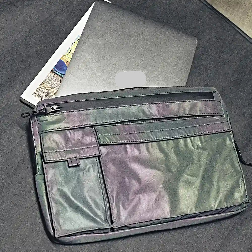 Laptop passt in grau metallic reflektierende Laptoptasche mit externen Extra Taschen hinein 