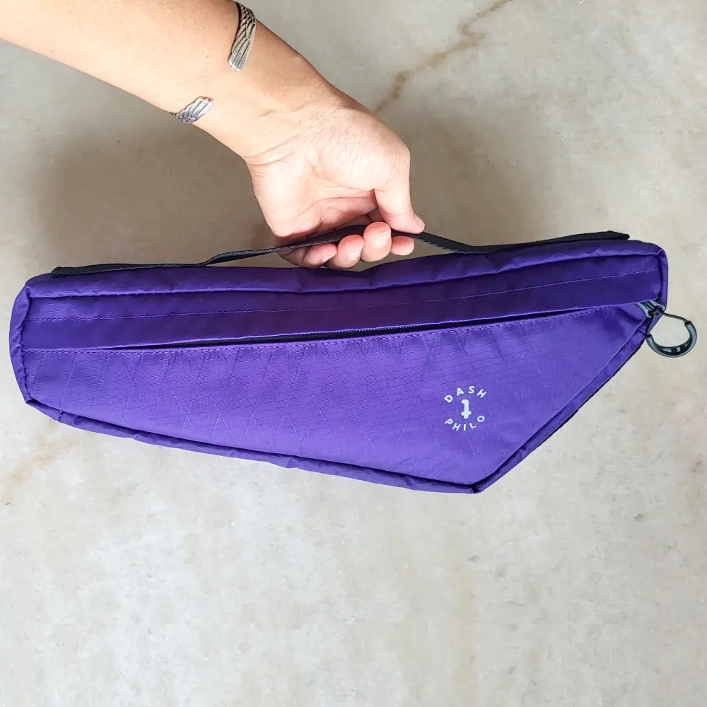 lange Rahmentasche fürs Fahrrad in lila mit Henkel