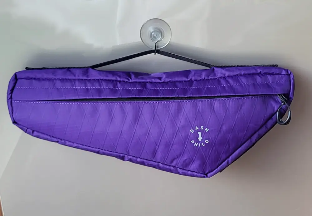 Fahrradrahmentasche lang in lila dreicksform mit Henkel