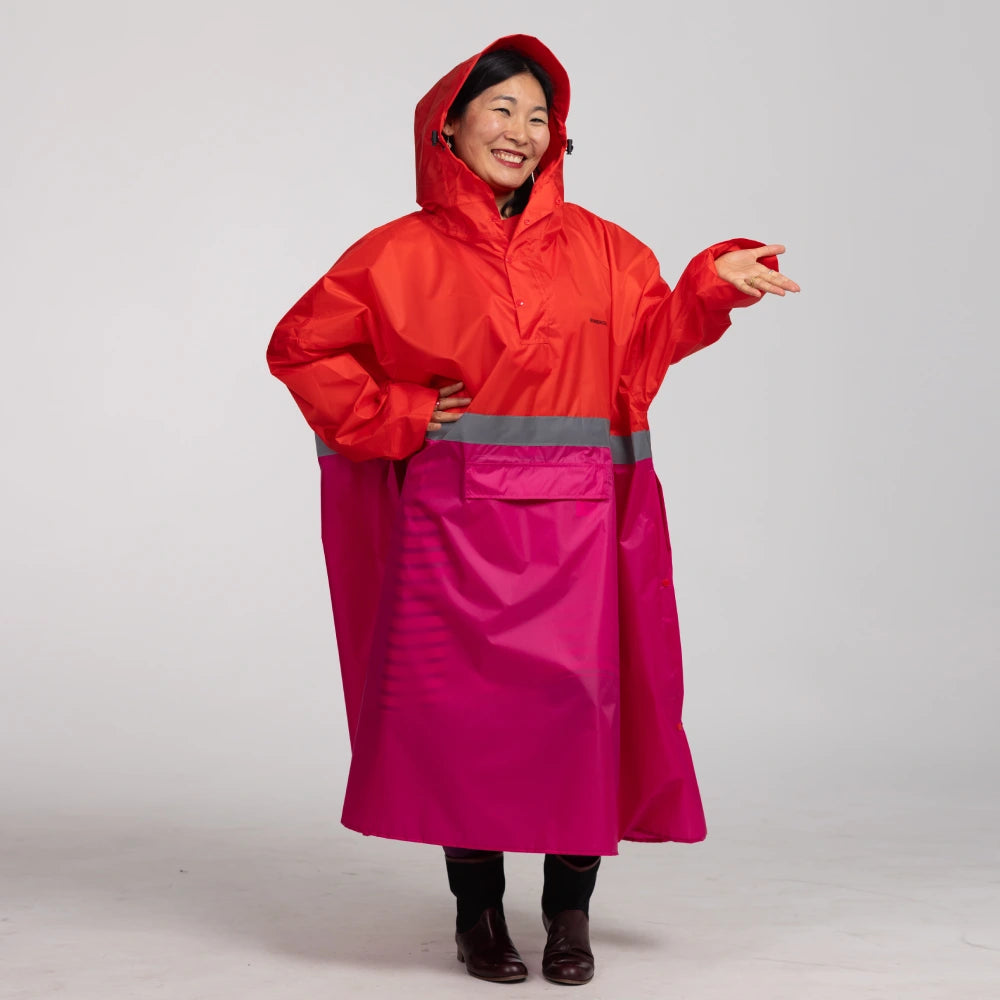 Regenponcho lang damen in rot pink mit großer kapuze und ärmeln