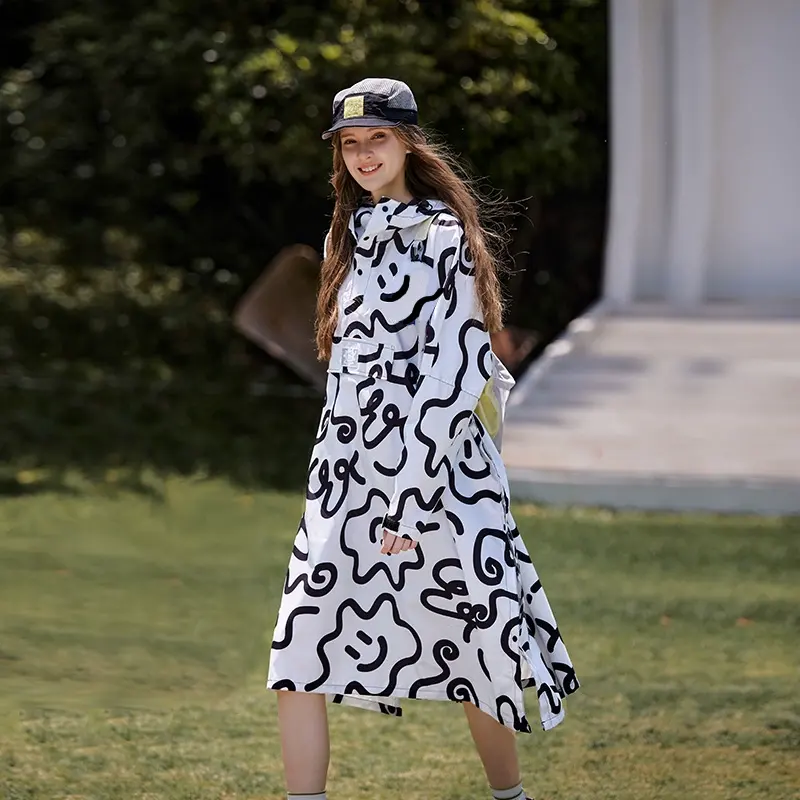 Heller Regenponcho mit Ärmeln schick