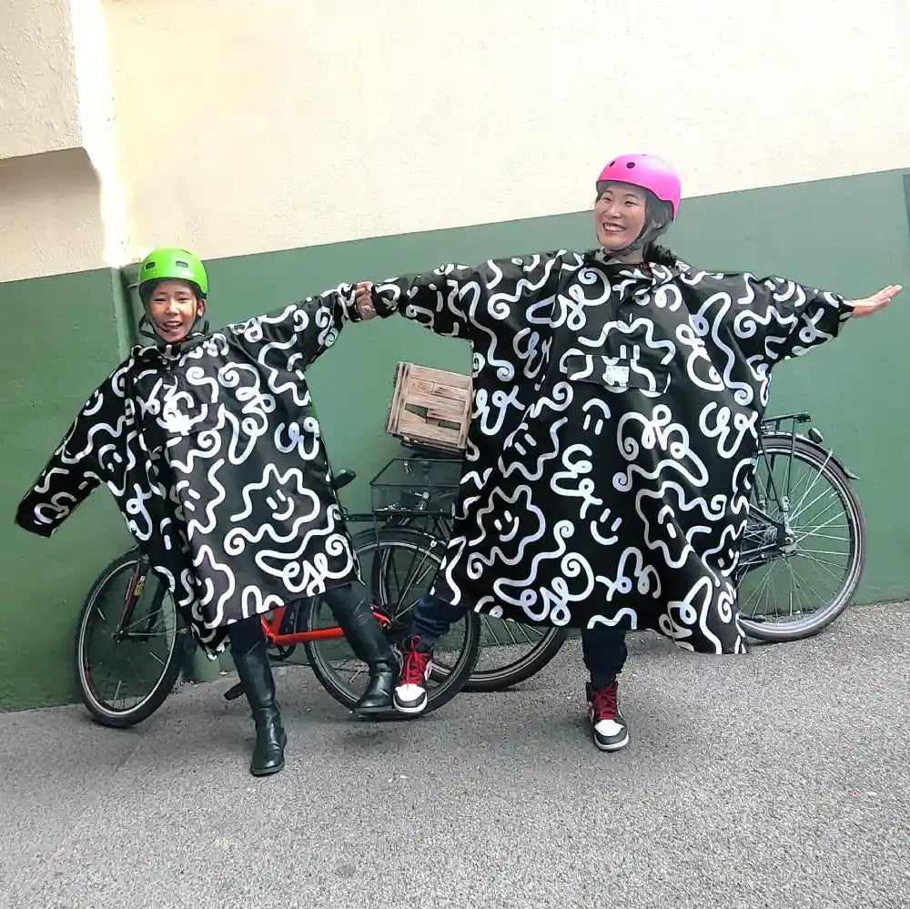 Mutter und Tochter Regencape im Partnerlook schwarz weiss für Fahrradfahren