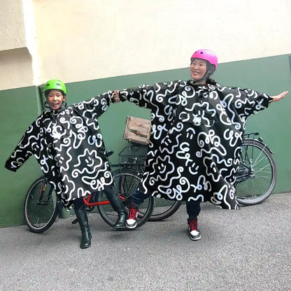 Mutter und Tochter Regencape im Partnerlook schwarz weiss für Fahrradfahren