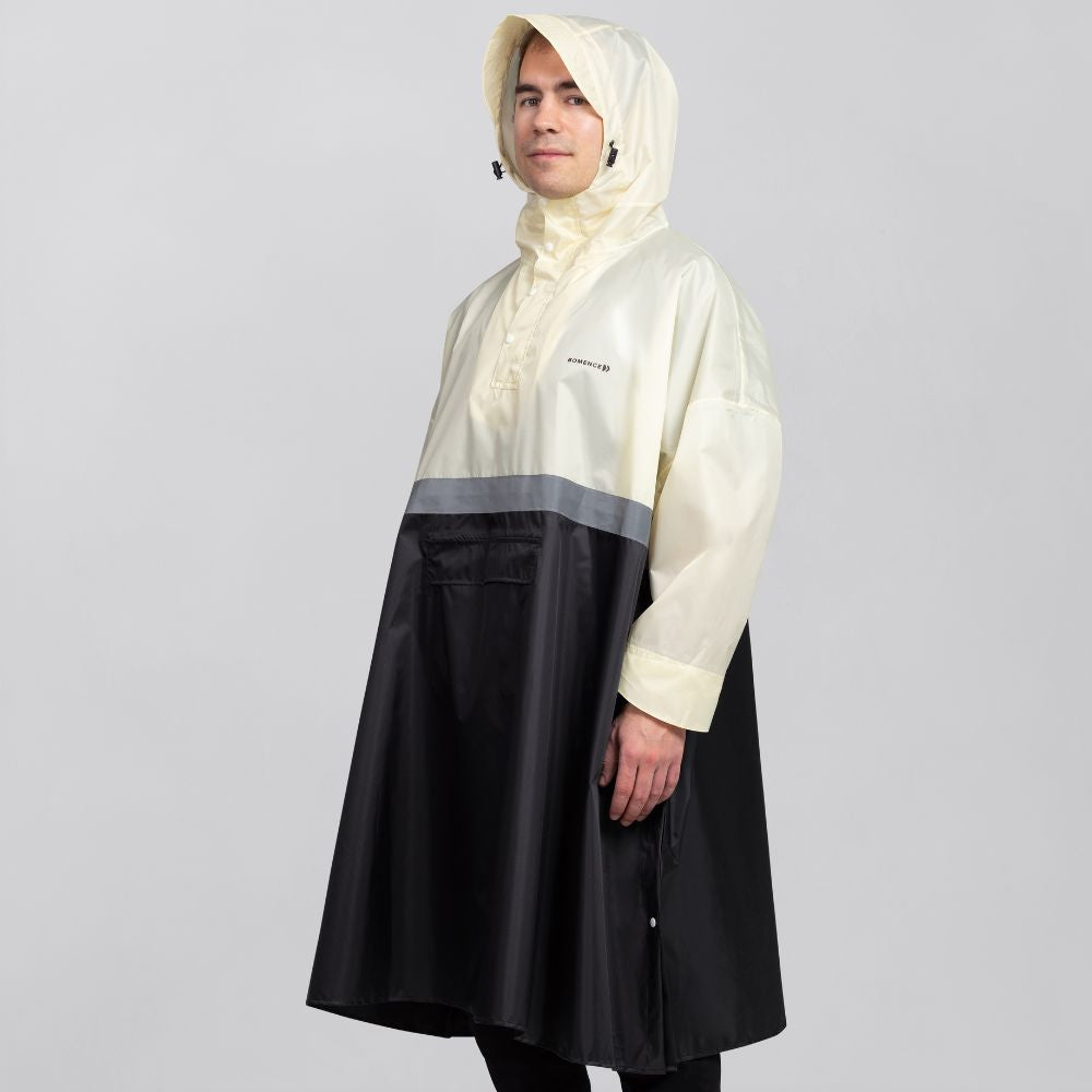 Mann trägt weit geschnittenen Regenponcho zweifarbig oben weiss unten schwarz mit Reflektorstreifen in der Mitte