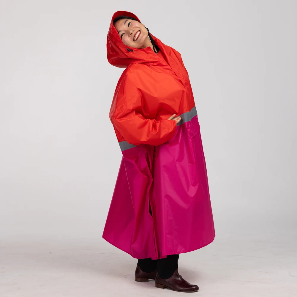 Großer Regenponcho Damen extra lang in rot pink mit reflektierendem Streifen