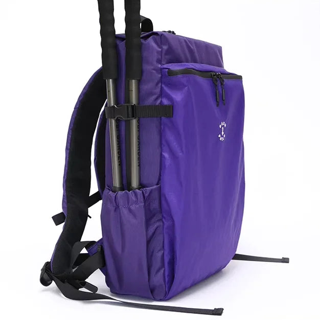 Rucksack mit Wanderstücken im Gurt seitlich lila