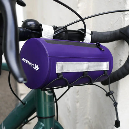 Wasserdichte Fahrradlenkertasche in lila von der Marke Bomence am Fahrradlenker eines Rennrads