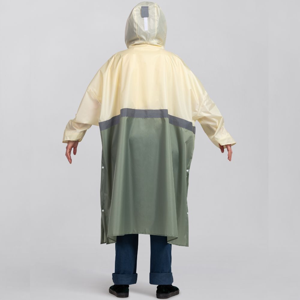 Damen Regenponcho mit seitlichen Druckknöpfen, Ärmeln und Reflex Streifen von Hinten