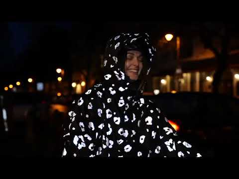 Video vom Reflektierenden Regencape Bomence Reflective Berlin