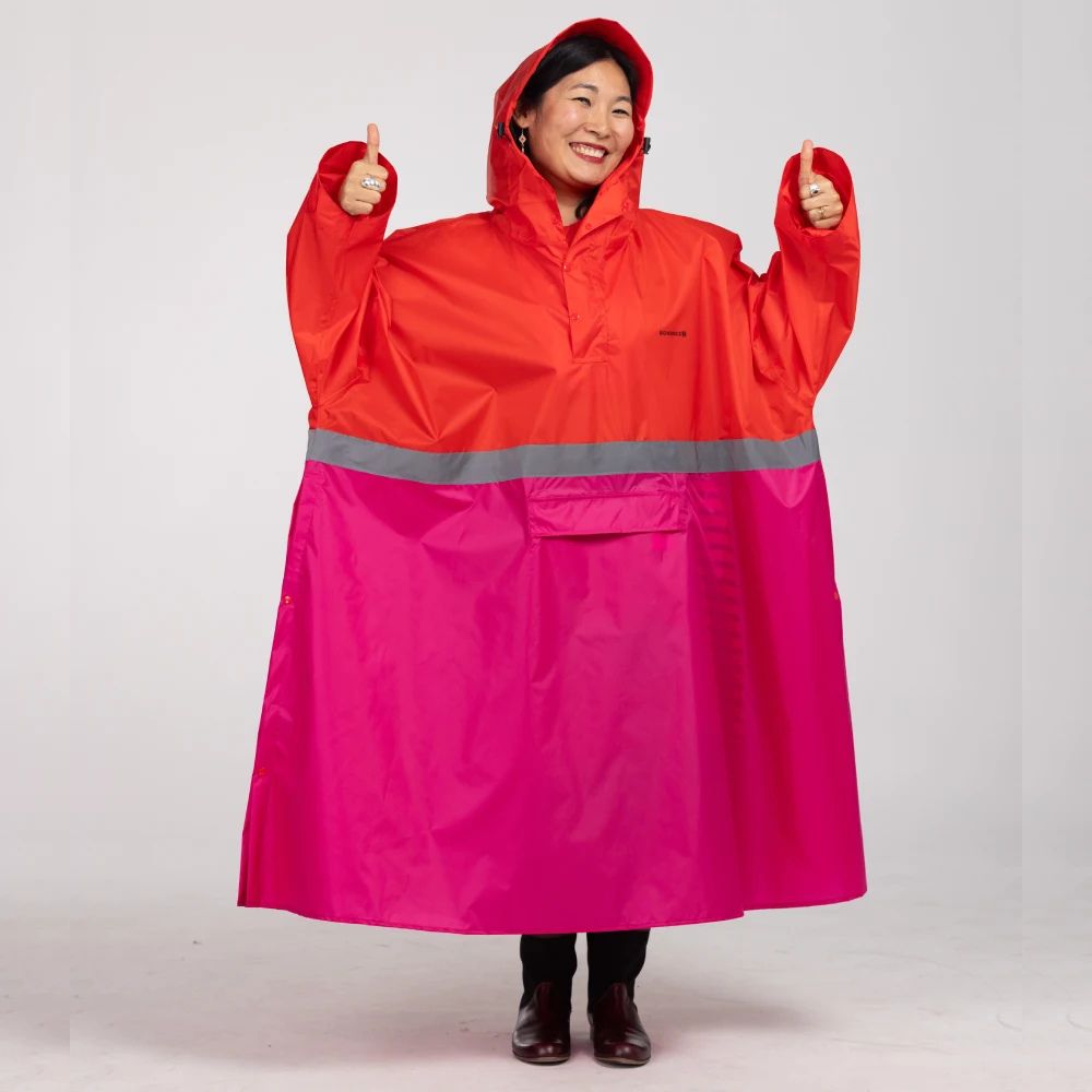 Regenponcho-Damen rot und pink mit reflektierendem Streifen und großer Kapuze sowie Ärmeln