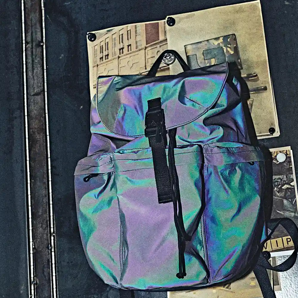 in der Dunkelheit hologramm reflektierender Rucksack vor Wand-Collage Streetstyle