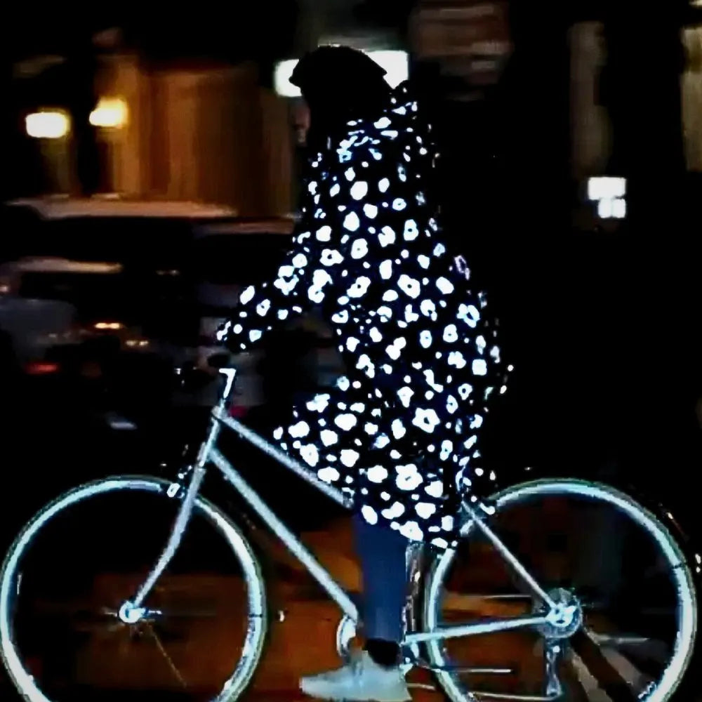 Sichtbare Regenbekleidung bei Nacht im Straßenverkehr auf dem Fahrrad