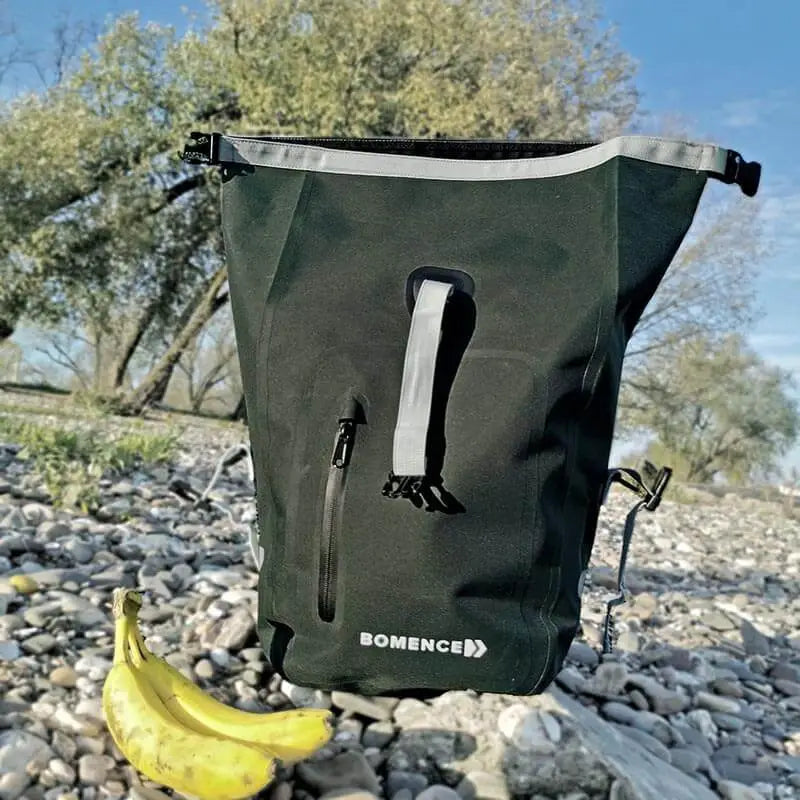 Fahrradtasche Gepäckträger Wasserdicht in der Natur. Nachhaltige Herstellung und perfekt für deine nächste Radtour.